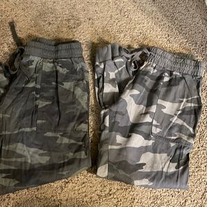 Two pairs of splendid camo joggers 🚨🚨final sale drop🚨🚨